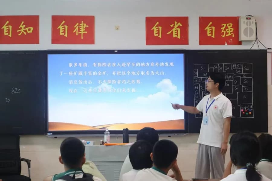 在“梦之翼”夏令营当智慧老人的一天